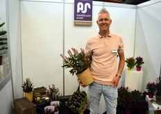 Jeffrey Ammerlaan, Ammerlaan Sosef, heeft vanaf nu de vintage celosia - hij heeft er zowaar een bijpassend shirt voor uitgezocht - in potmaat 19 cm beschikbaar.
